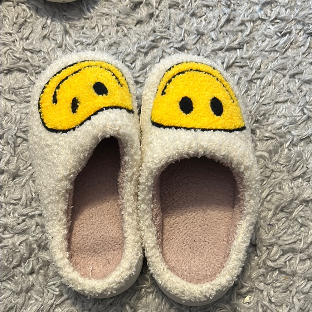 Cozy Smiley Face Slippers - White and Yellow